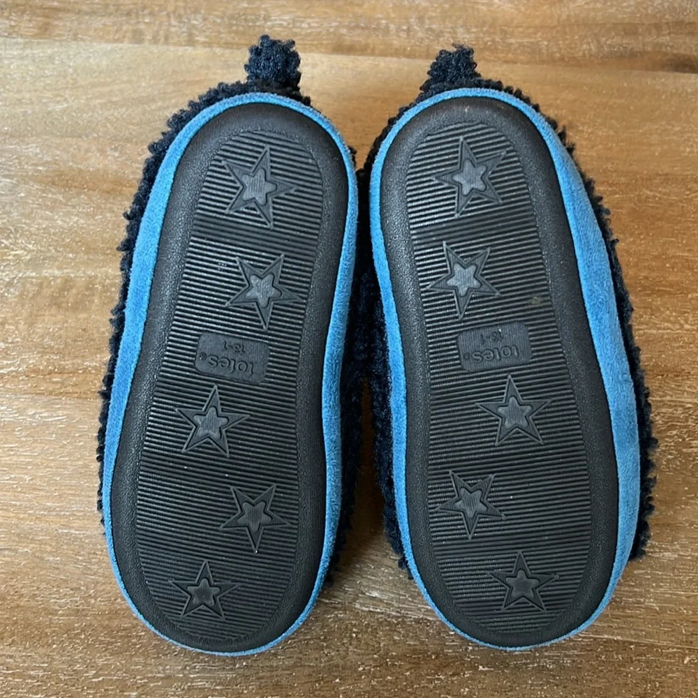 Isotoner Kids Shark Slipper Booties
